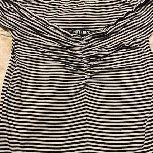 Hot Topic Off the Shoulder Shirt Size Small - Picture 3 of 3
